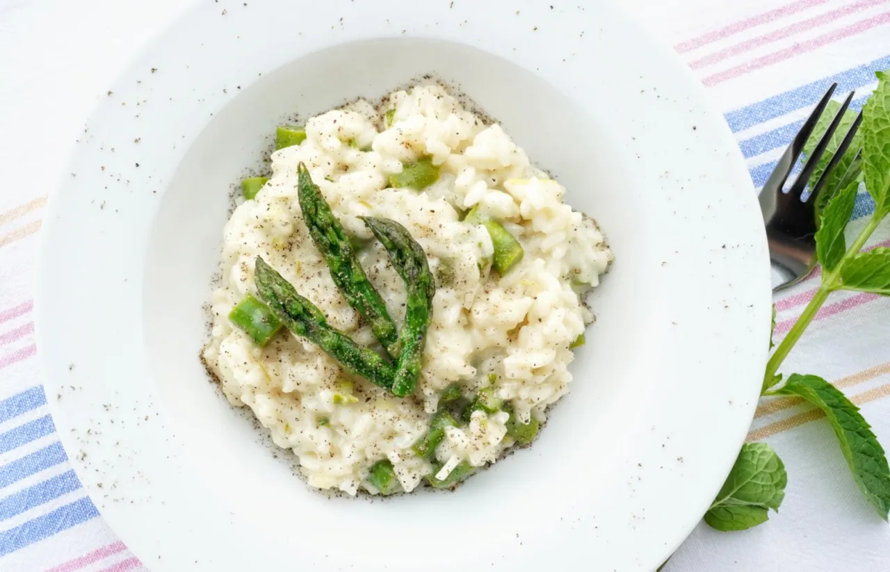 Risotto ze szparagami wegetariańskie danie