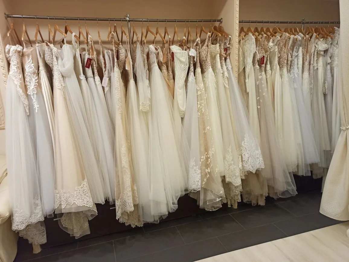 suknia ślubna wyprzedaż wieszak salon