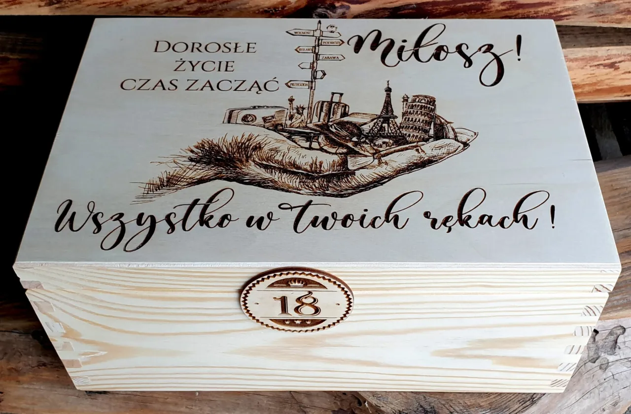 Drewniana skrzynka z grawerem na 18 urodziny. Napis 
