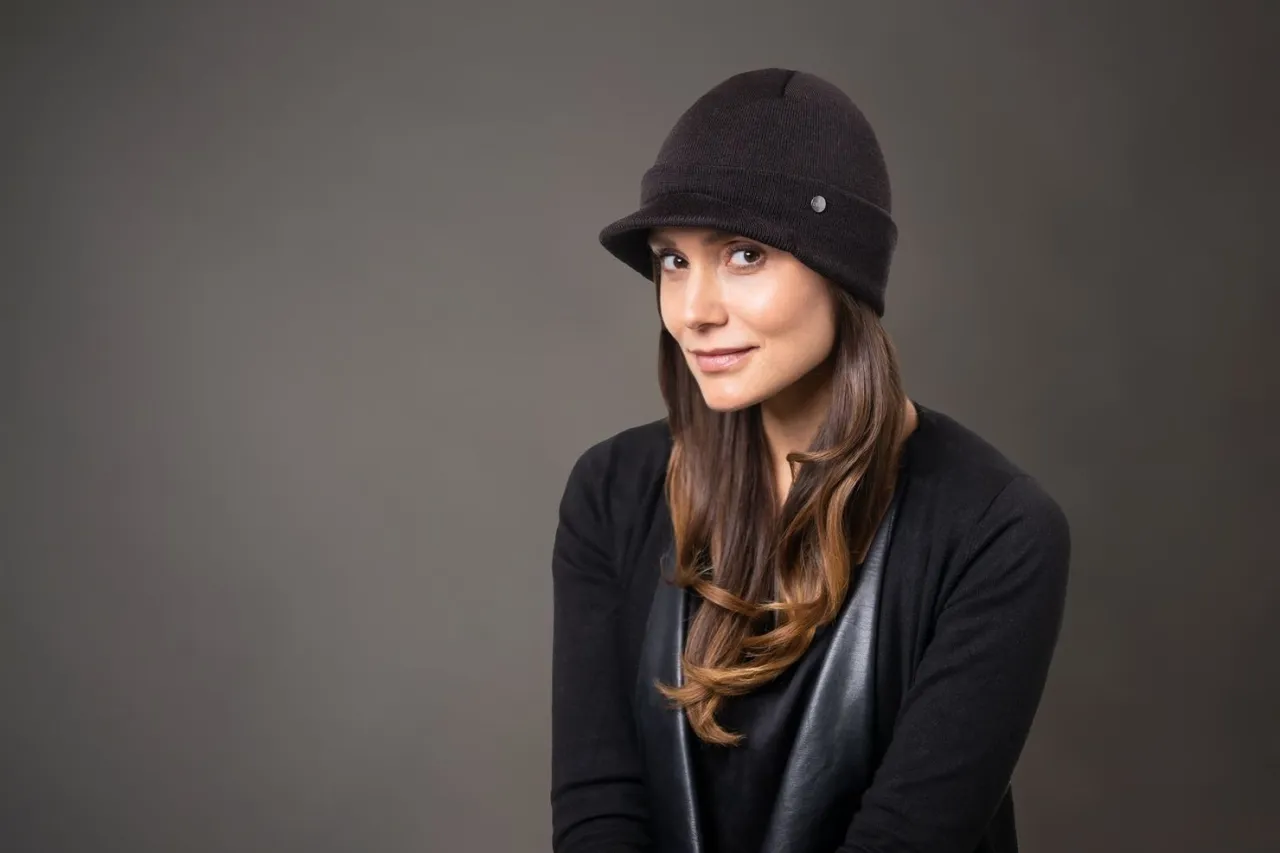 różne fasony czapek dla krótkich włosów