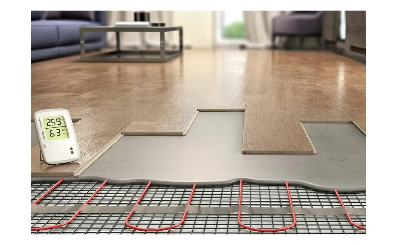 Zobacz, jak działa ogrzewanie podłogowe: czerwone rurki pod panelami rozprowadzają ciepło, a termometr pokazuje 25.9&deg;C.