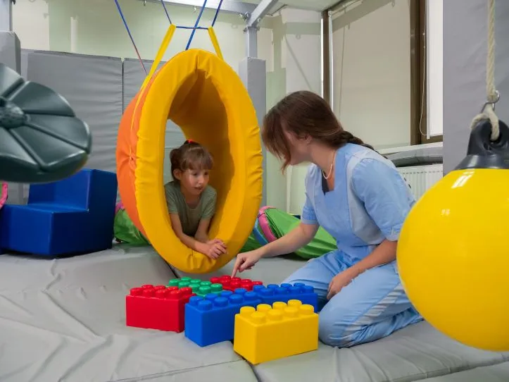 terapia pedagogiczna z dzieckiem w szkolnej sali