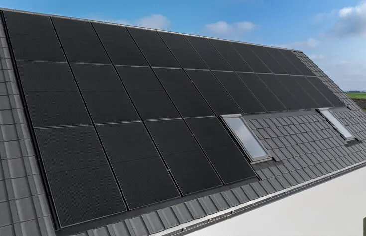 nowoczesne narzędzia dekarskie, panele fotowoltaiczne na dachu