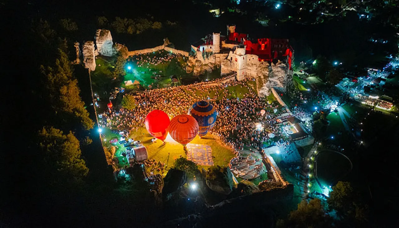 Nocny festiwal balonów nad zamkiem. Warto zobaczyć na Pomorzu takie widowiska!