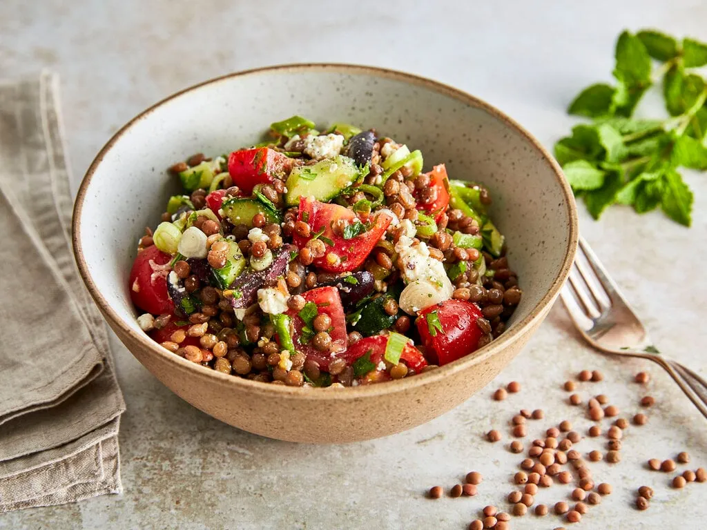 appetitlicher rote linsen salat in einer sch&uuml;ssel mit frischen kr&auml;utern