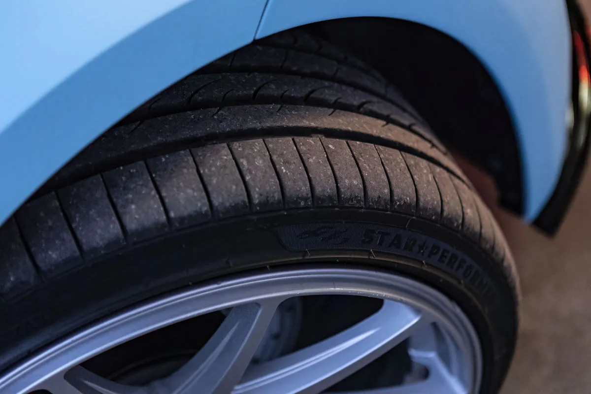 Błękitne nadkole i felga z oponą 