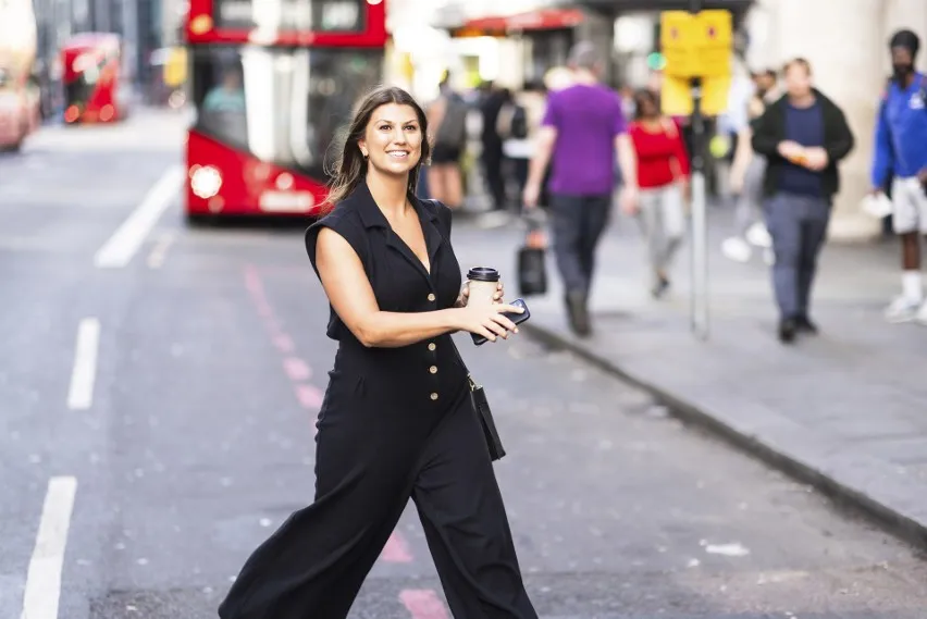 kobieta w eleganckim kombinezonie i marynarce stylizacja