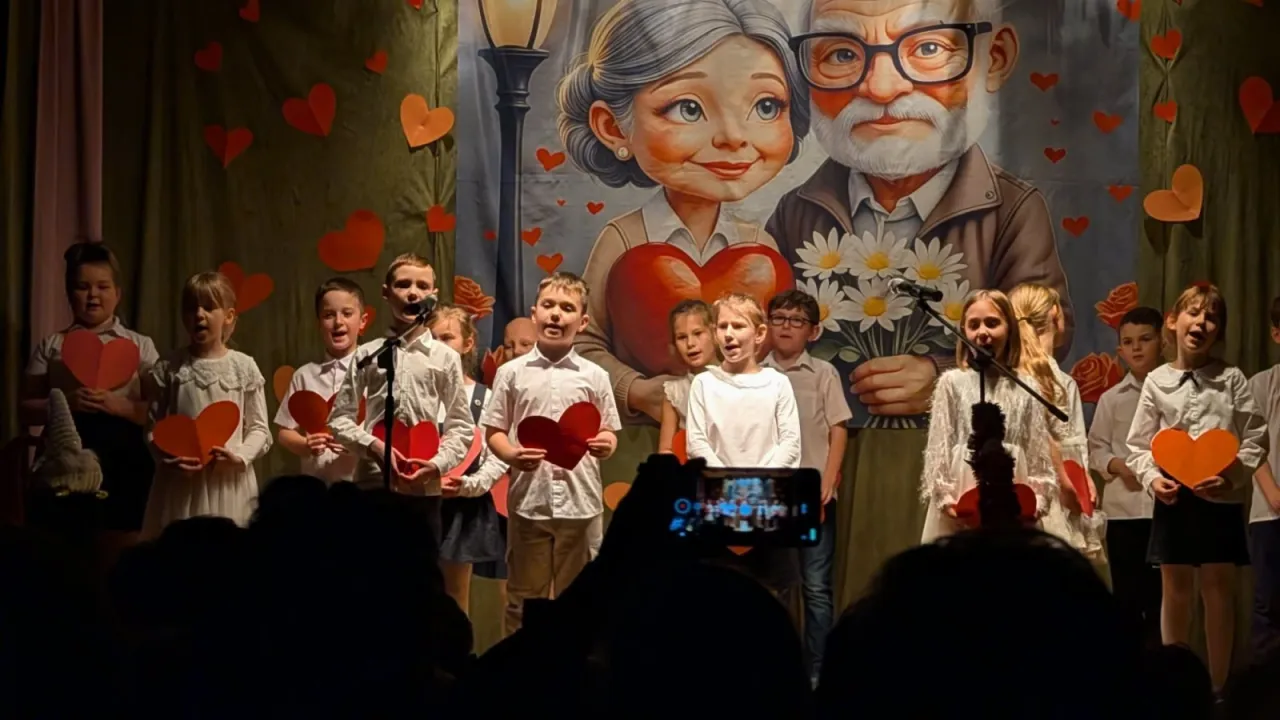 dzieci śpiewające z dziadkami, międzypokoleniowa radość, Dzień Babci i Dziadka