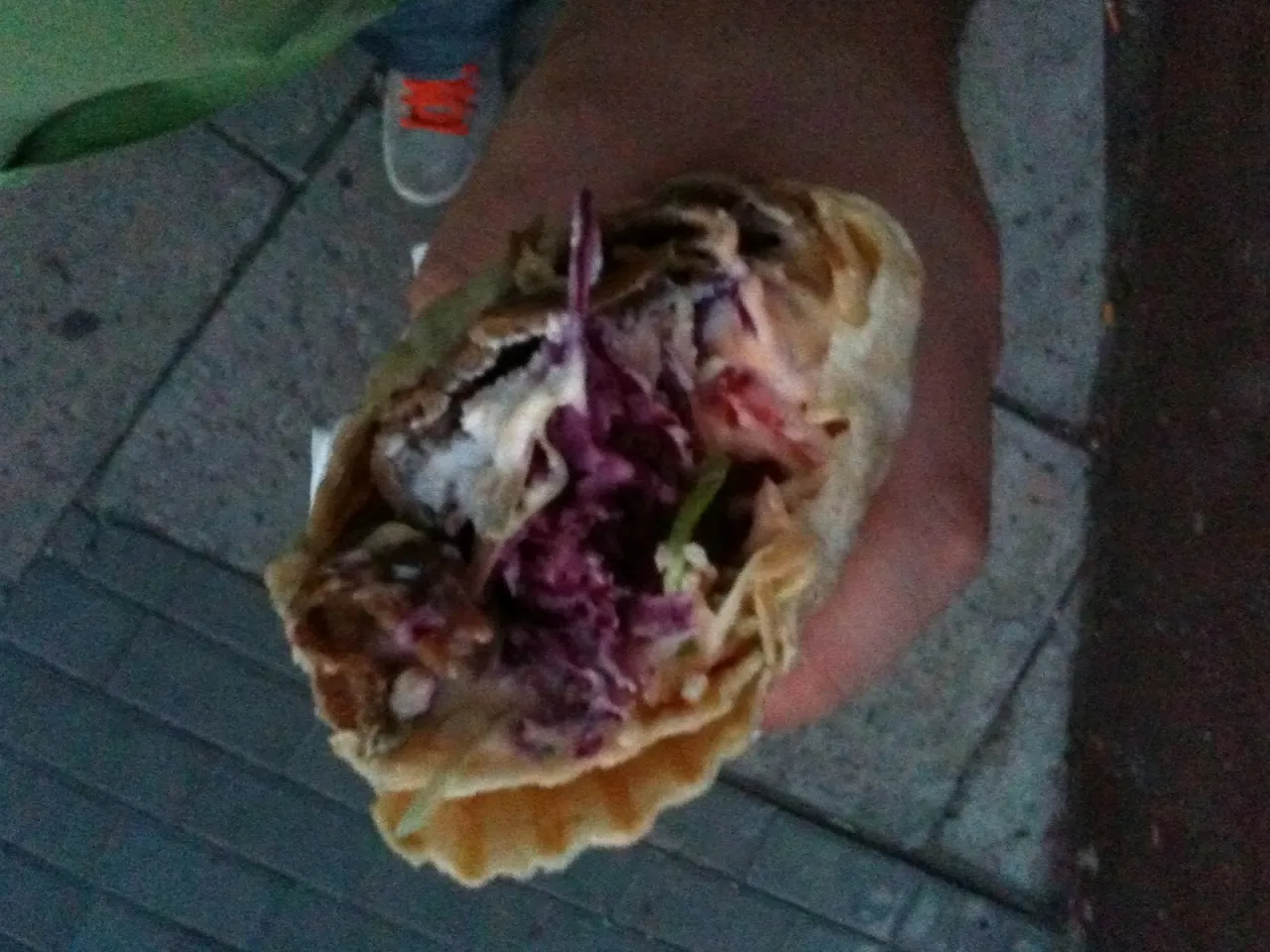 kebab z fetą, pokruszona feta w kebabie