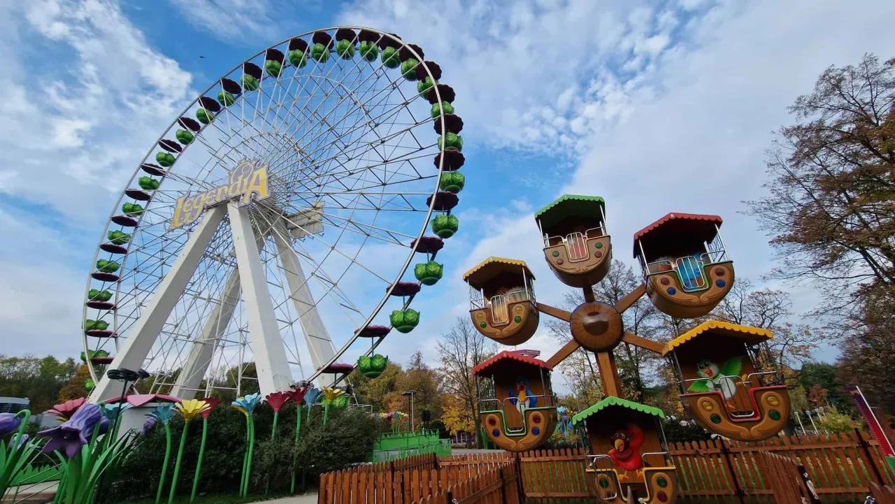 Rodzinne atrakcje w Polsce, np. park rozrywki, muzeum interaktywne