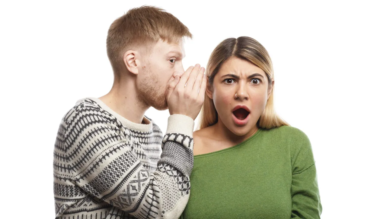 Marketing szeptany, ludzie rozmawiają, word of mouth marketing