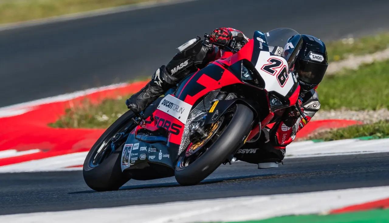 motocykl sportowy na torze wyścigowym