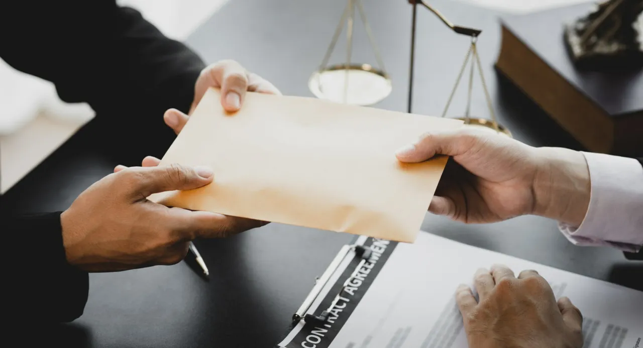 pismo z sądu koperta, prawnik analizujący dokumenty