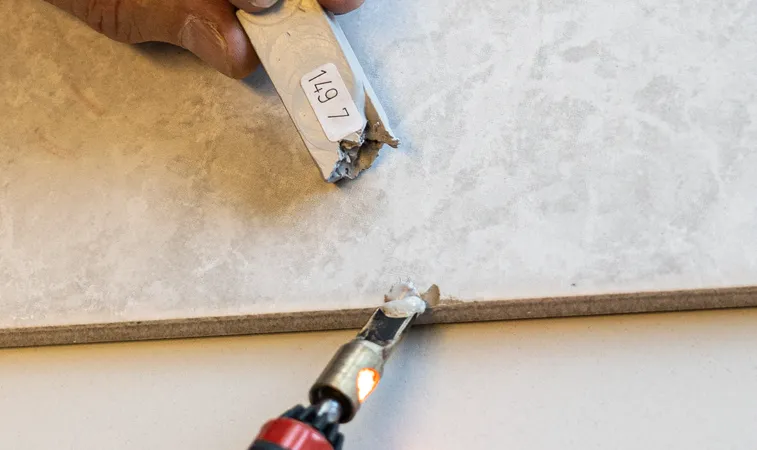 Uzupełnianie ubytk&oacute;w w ceramice