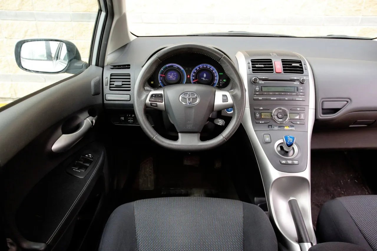 Toyota Auris Hybrid wnętrze deska rozdzielcza