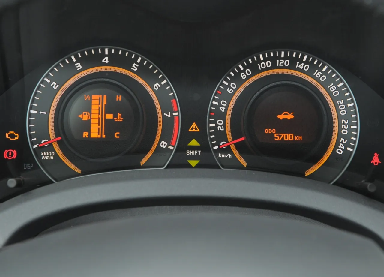 Na desce rozdzielczej Toyoty świeci się kontrolka