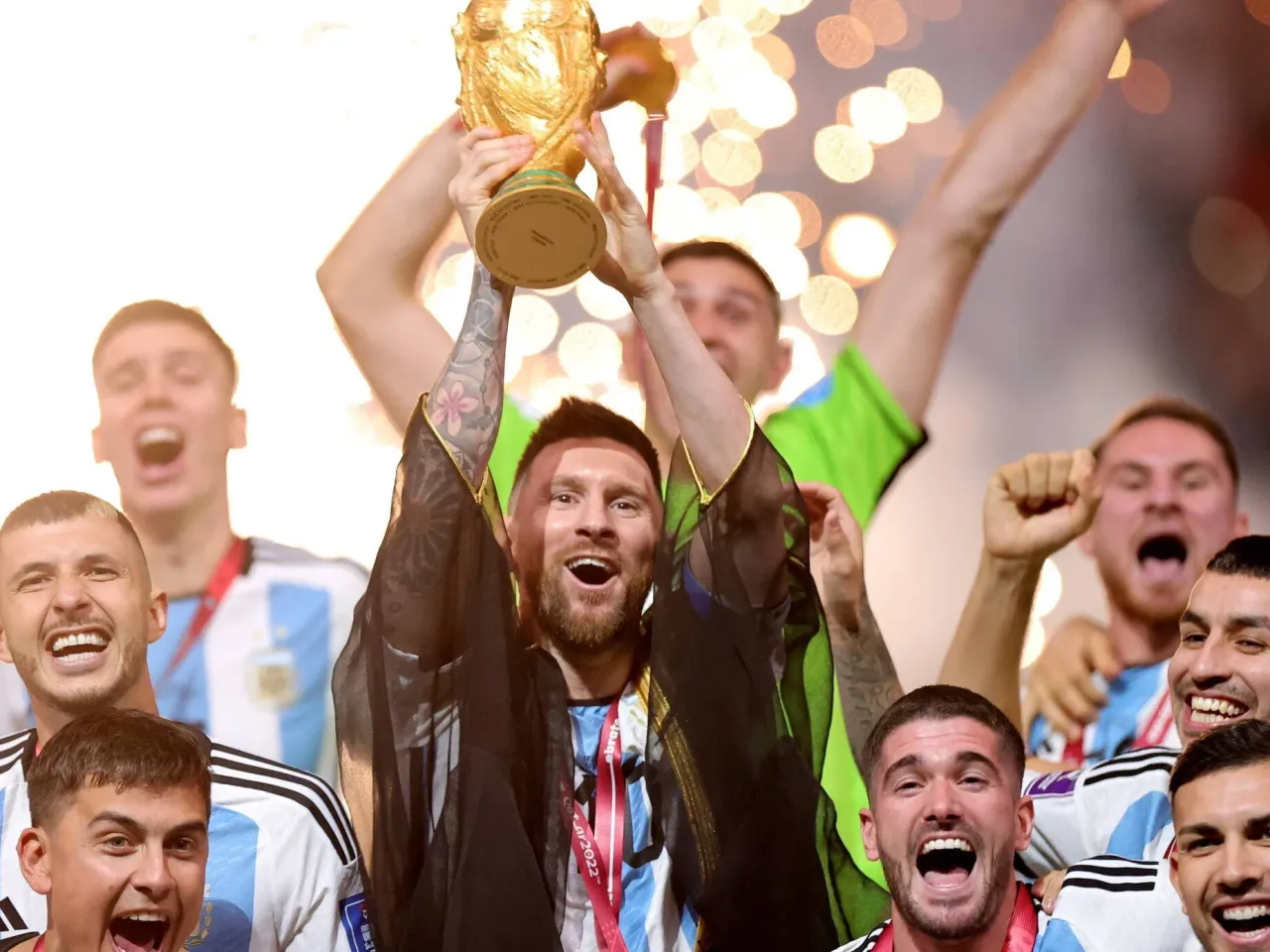 Leo Messi, w otoczeniu drużyny, świętuje z Pucharem Świata. Oto kto jest mistrzem świata w piłce nożnej!