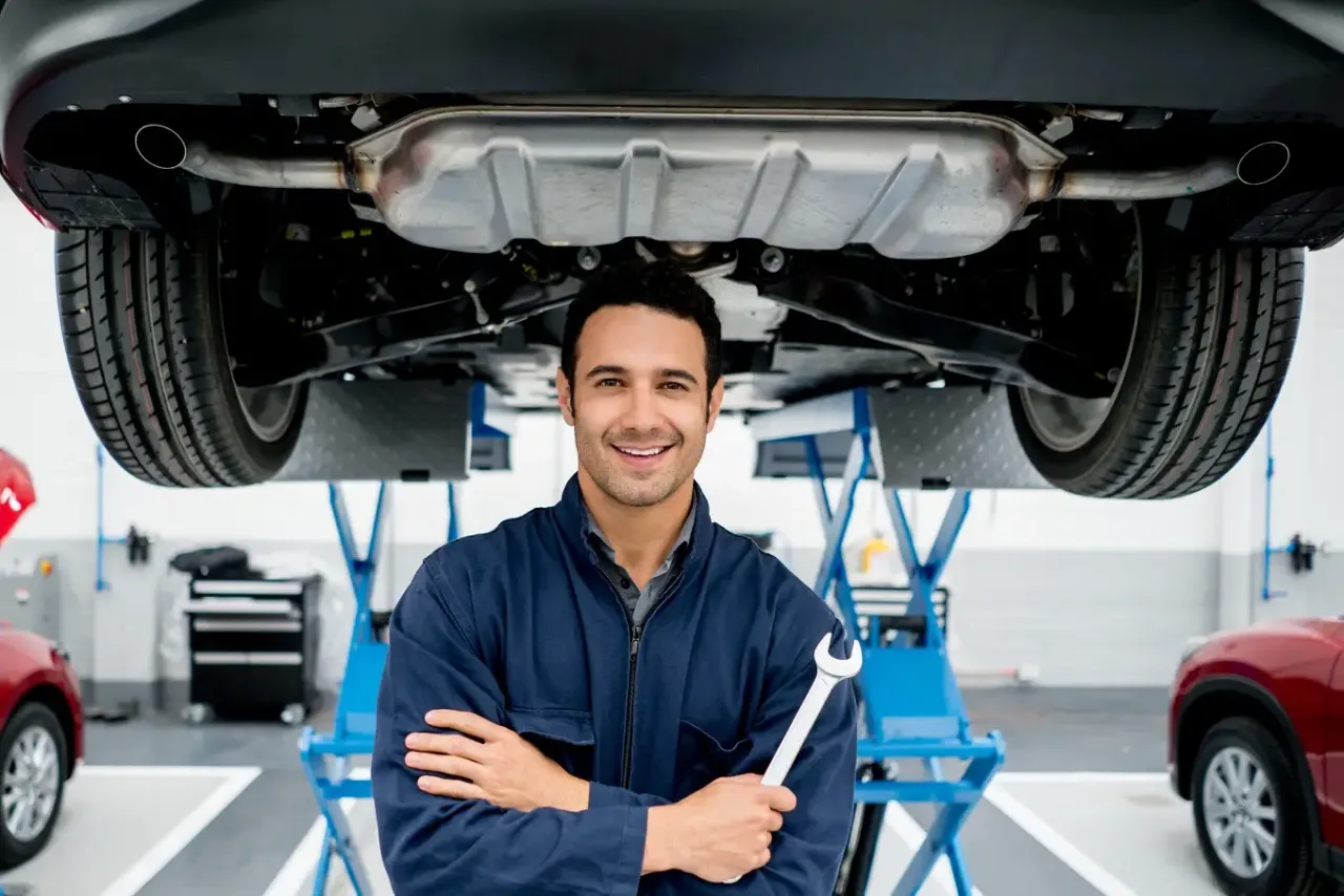 mechanik wymienia butlę lpg w samochodzie