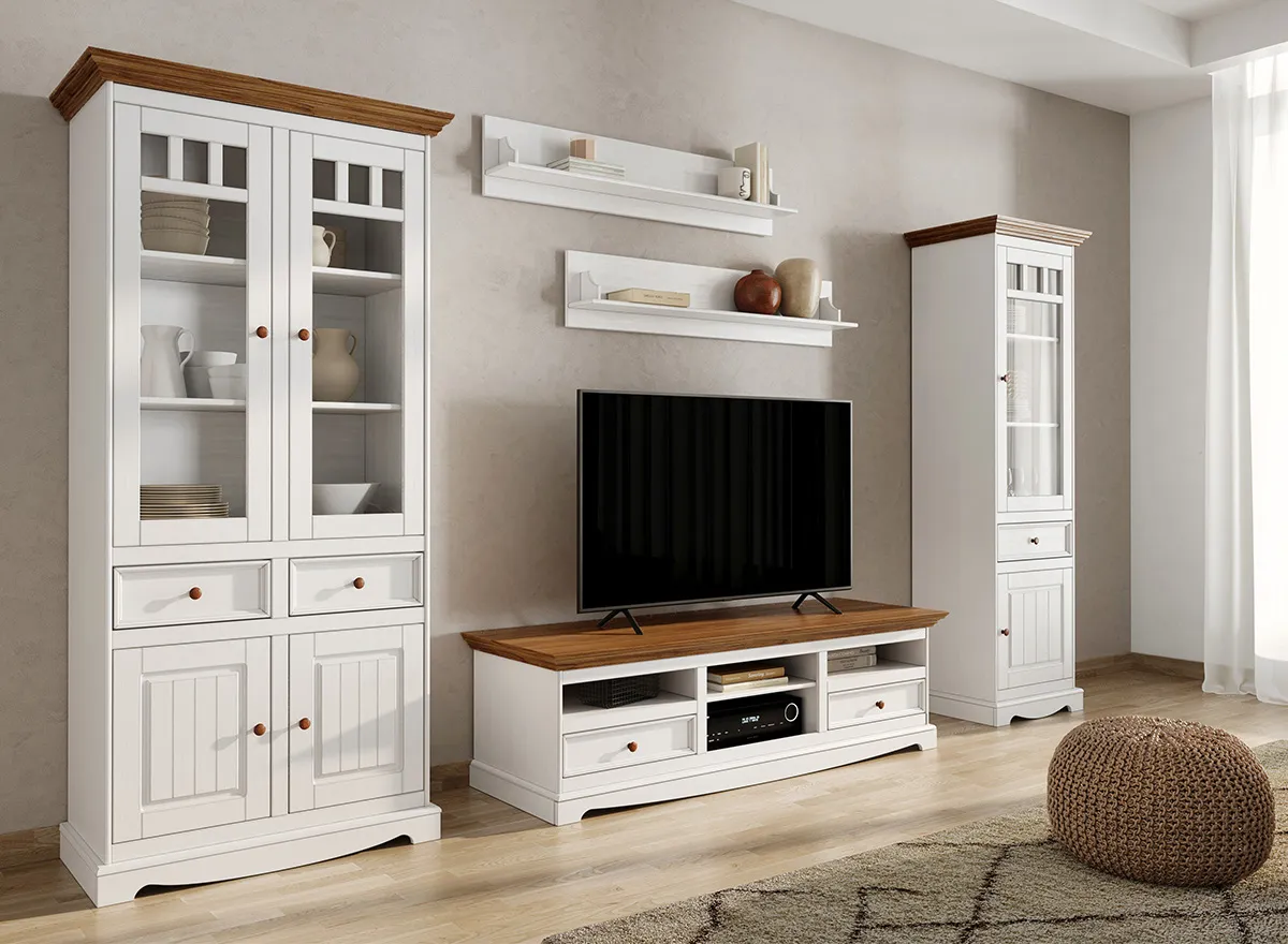 Jasne ściany i drewniane meble w skandynawskim stylu