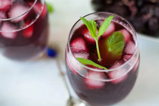 herbata hibiskusowa na zimno, karkade z miętą