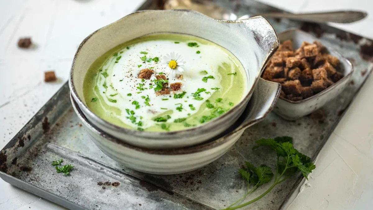 Verschiedene Toppings f&uuml;r eine Suppe wie Kr&auml;uter und Croutons