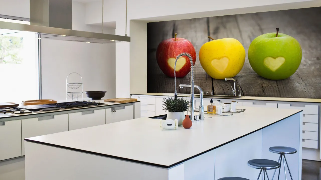 Elegancka kuchnia z panelem szklanym nad blatem