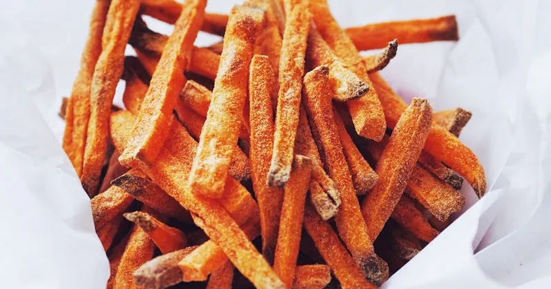 Idealnie upieczone chrupiące frytki z batatów na blasze
