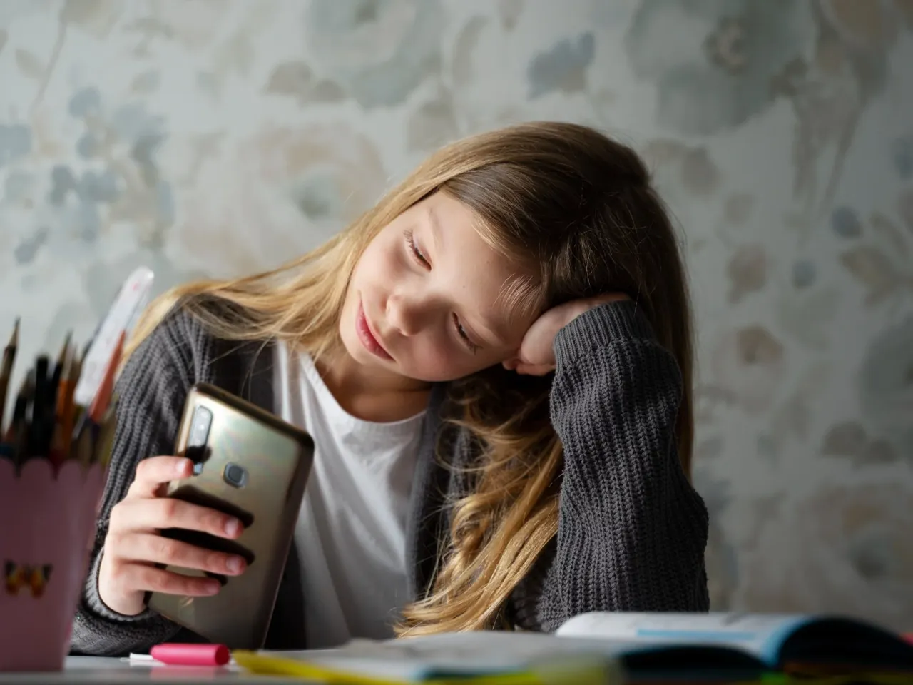 nastolatek z telefonem rozproszony