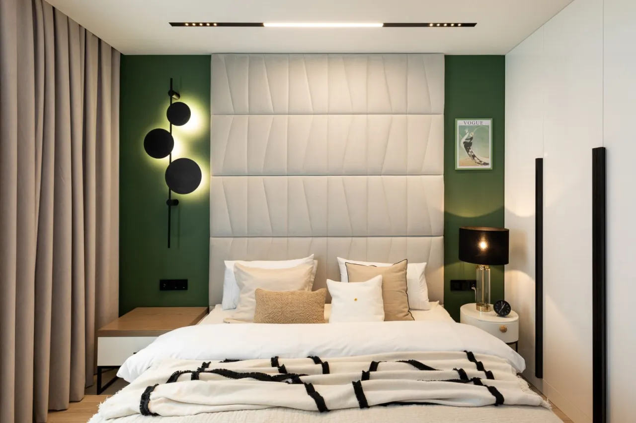Sypialnia z akcentującą ścianą za ł&oacute;żkiem