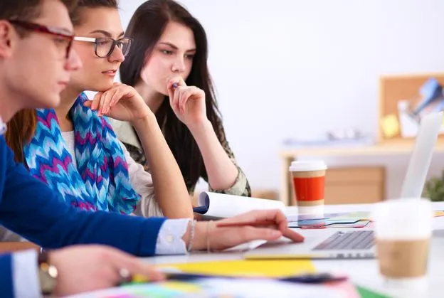 Zdjęcie Pierwsza praca po studiach zarobki – co naprawdę możesz zarobić?