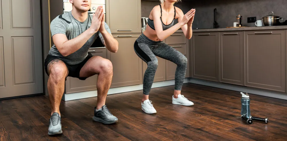 Osoba wykonująca ćwiczenia CrossFit z masą własnego ciała w domu
