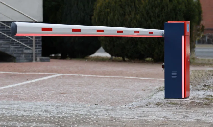 koszt szlabanu ręcznego i automatycznego por&oacute;wnanie