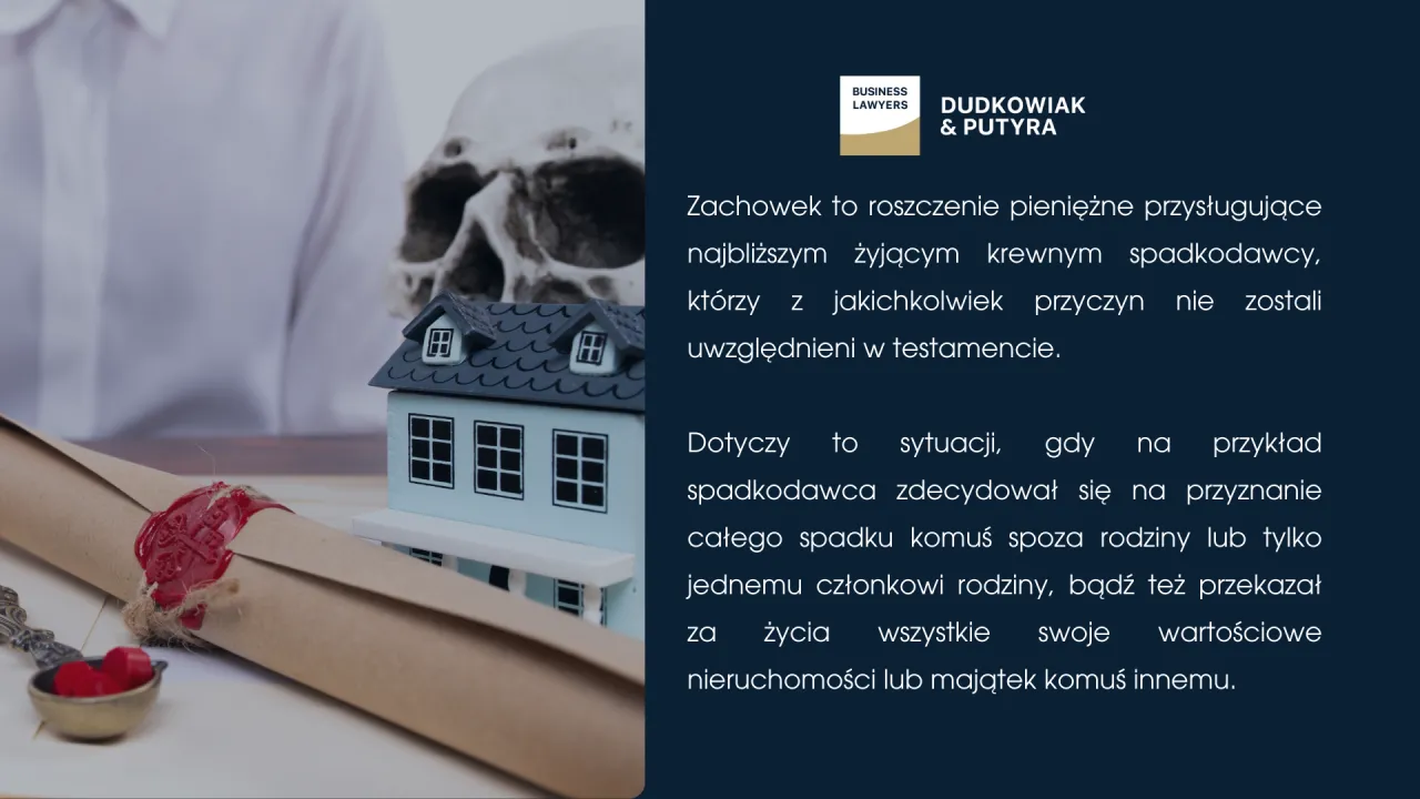 Zapieczętowany testament, czaszka i model domu symbolizują dziedziczenie i zachowek.