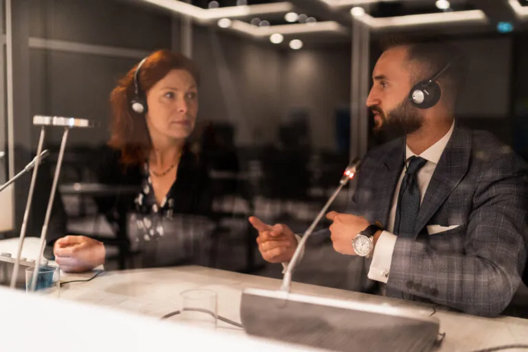 tłumacz w kabinie symultanicznej podczas konferencji
