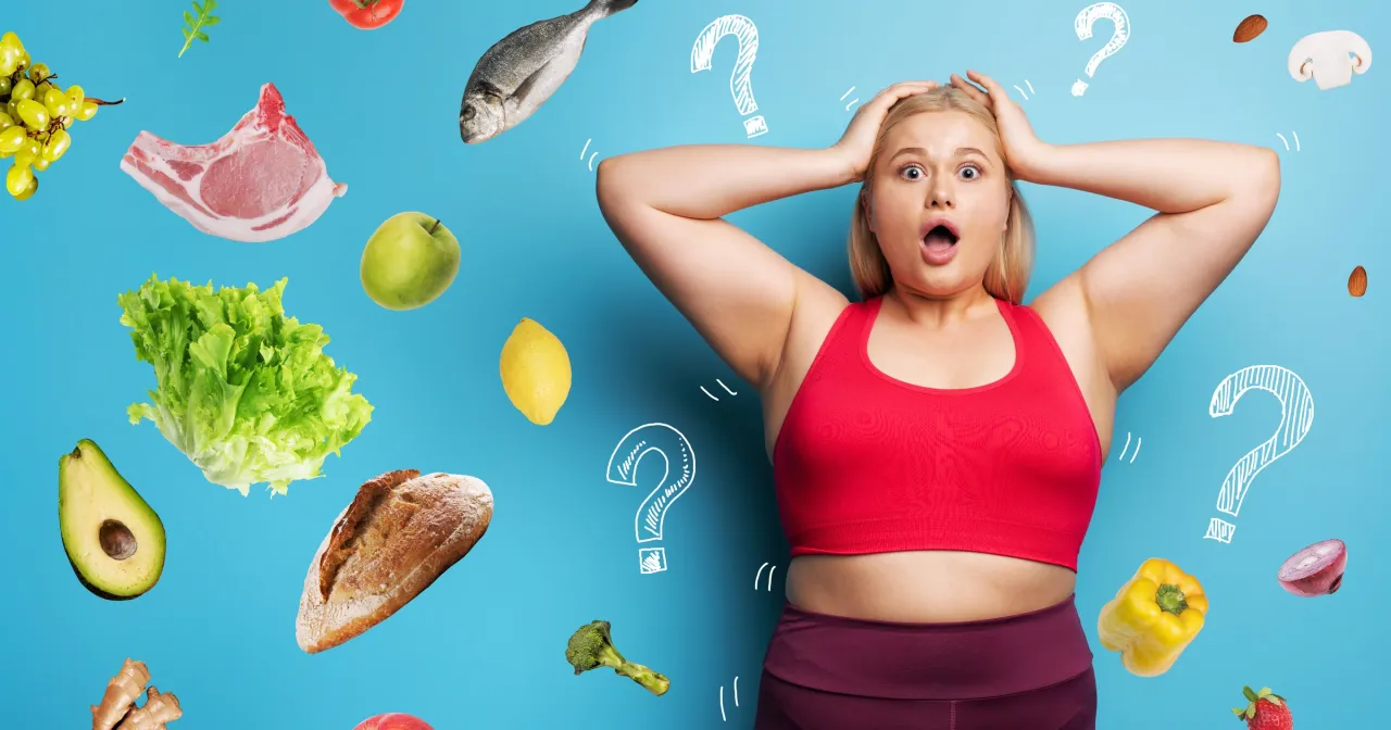 Zaskoczona kobieta otoczona jedzeniem i znakami zapytania. Czy to początek historii 