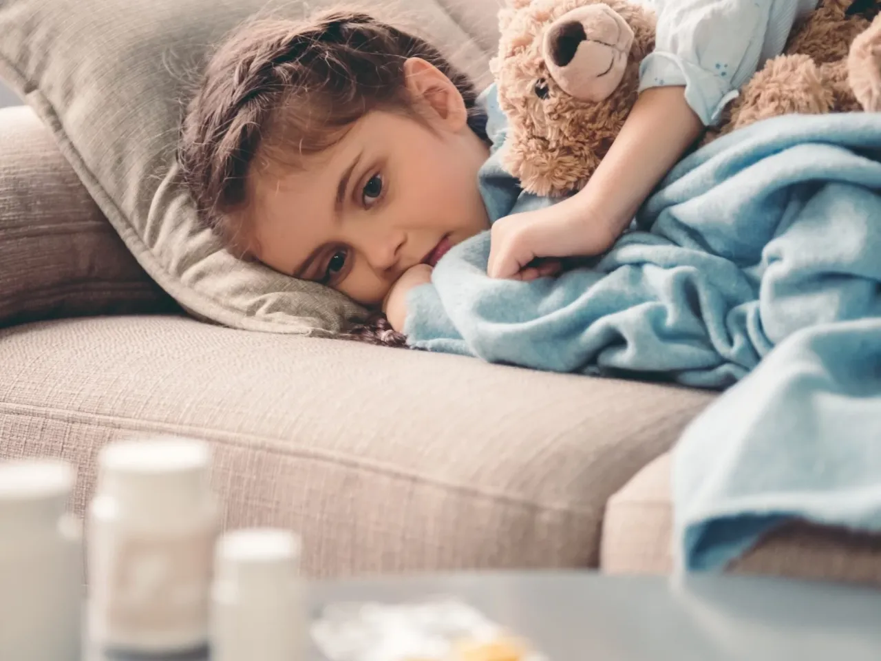 Dziecko z gorączką i trudnościami w oddychaniu