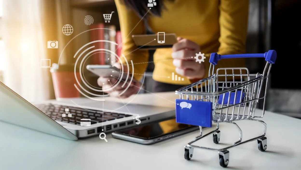 osoba kupująca materiały budowlane na laptopie