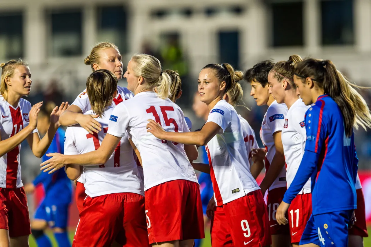 Piłkarki reprezentacji Polski w piłce nożnej świętują sukces. Wiele reprezentacji walczy o zwycięstwo.
