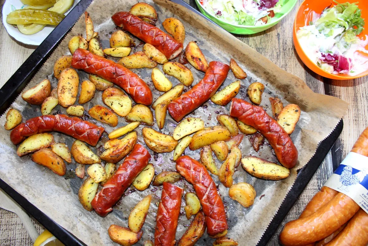 kiełbasa z ziemniakami z piekarnika i z ogniska