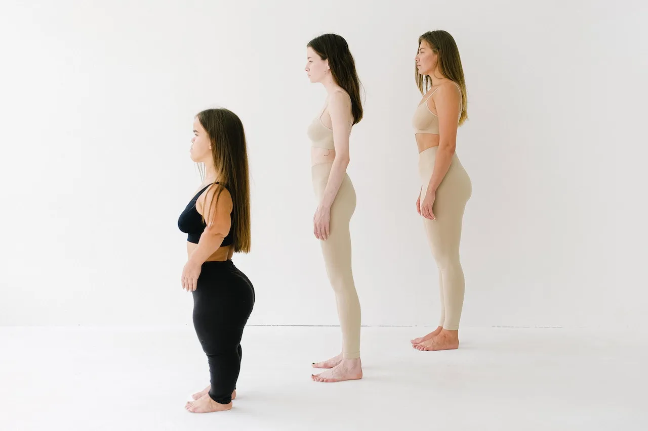 Trzy kobiety w różnym wzroście stoją obok siebie. Zastanawiamy się, do którego roku życia się rośnie.