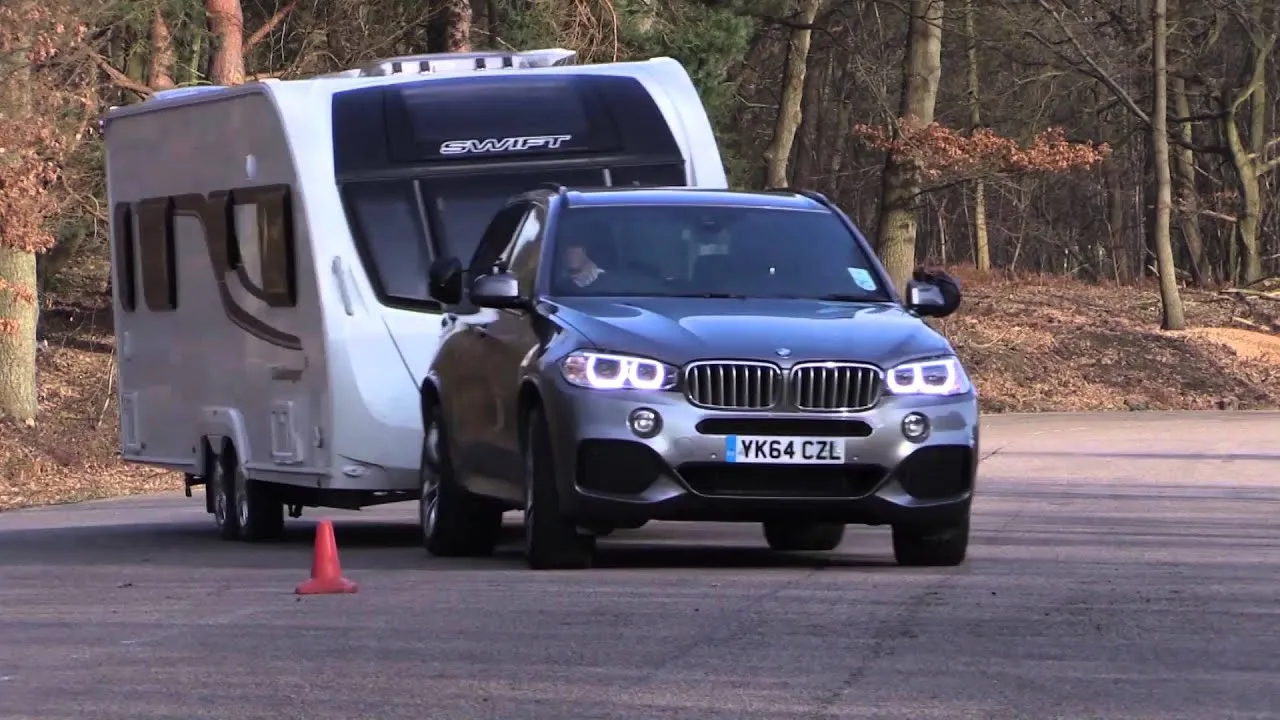 BMW X5 holujące przyczepę kempingową