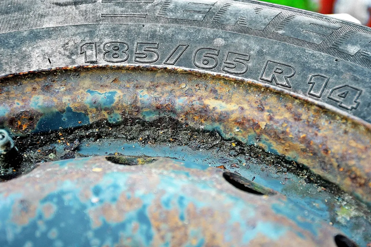nieszczelność opony felgi korozja
