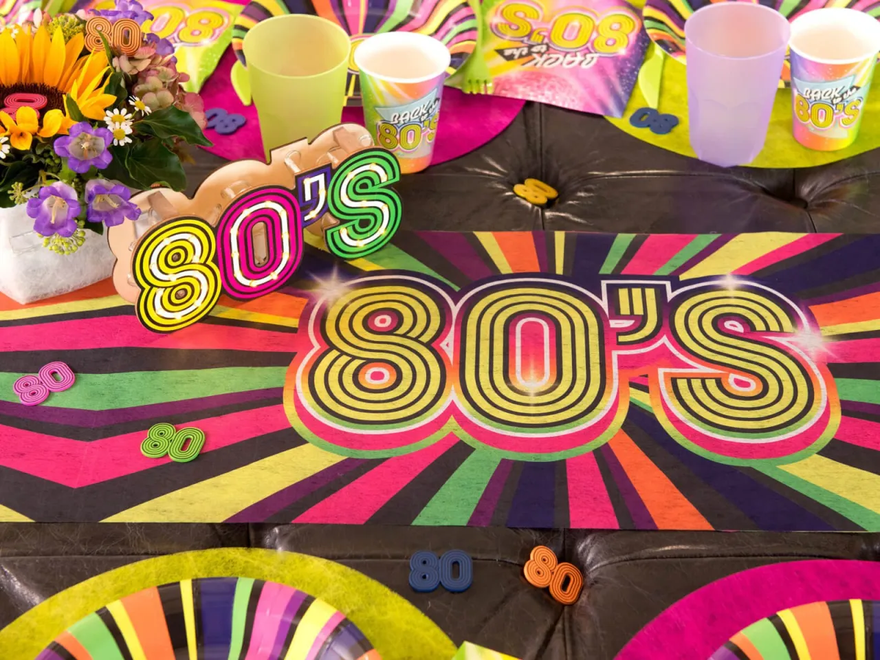 impreza lata 80 ludzie tańczą