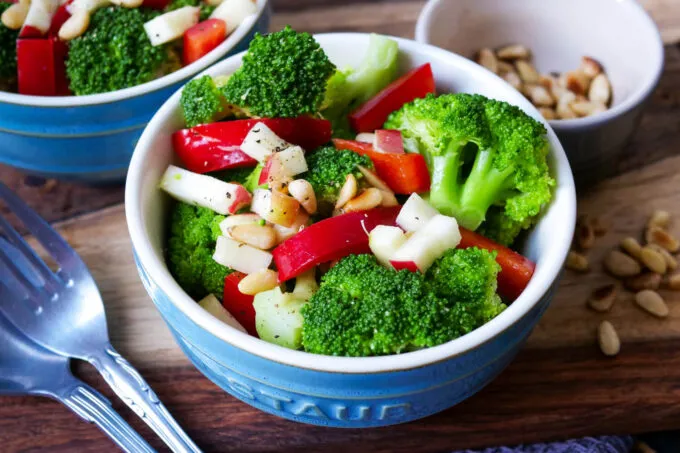 frischer Brokkolisalat mit Apfel und Kernen in einer Sch&uuml;ssel