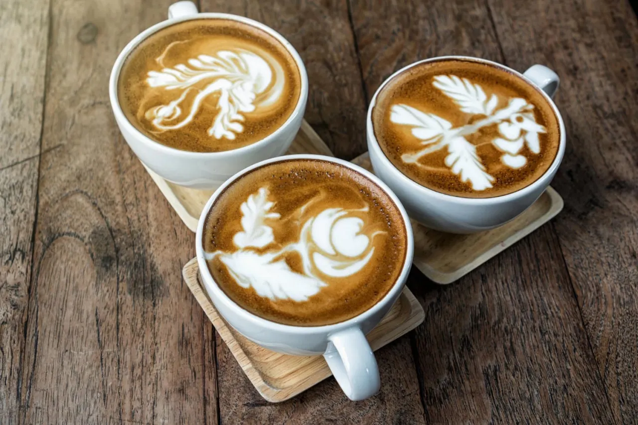 porównanie kalorii kawa latte cappuccino flat white