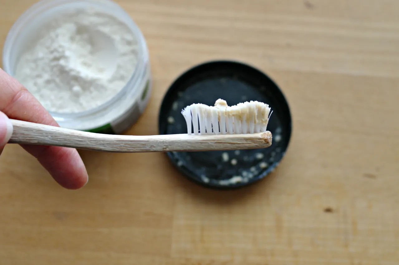 domowa pasta do zębów chlorella olej kokosowy
