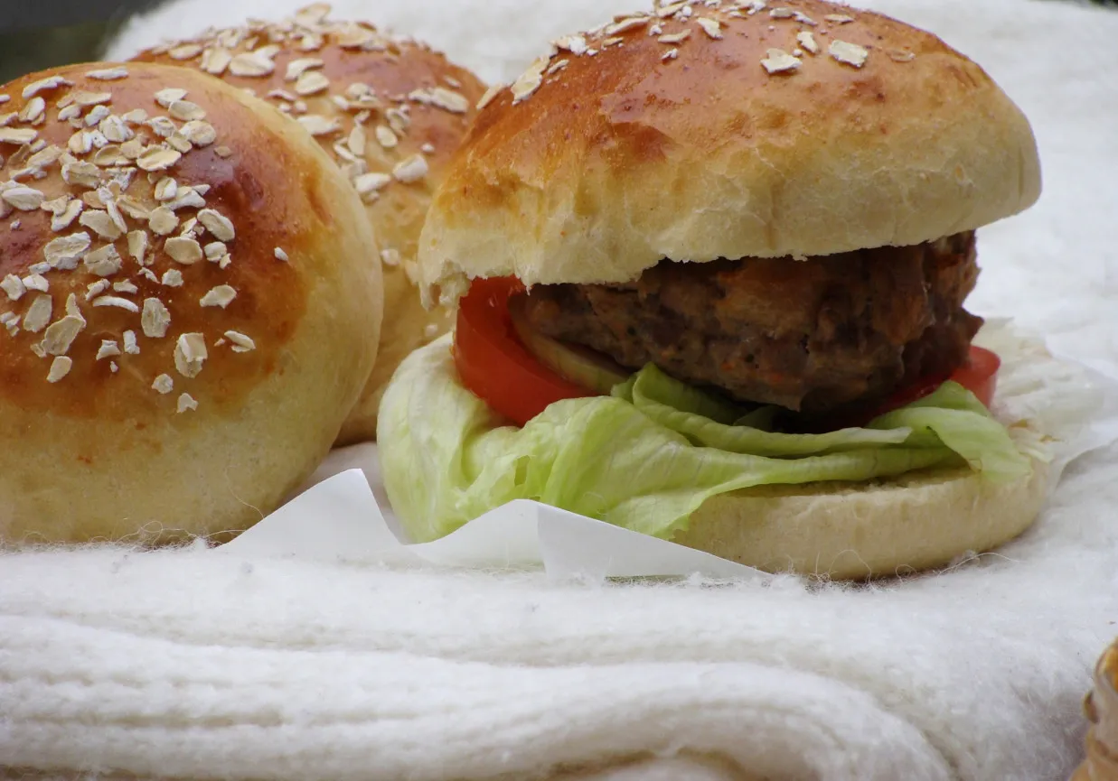 hamburger przed i po podgrzewaniu w piekarniku