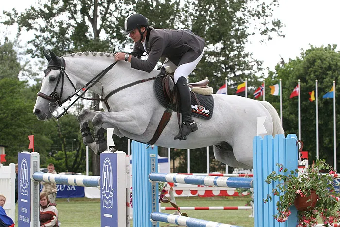 Jeździec z koniem w harmonii, szacunek, fair play