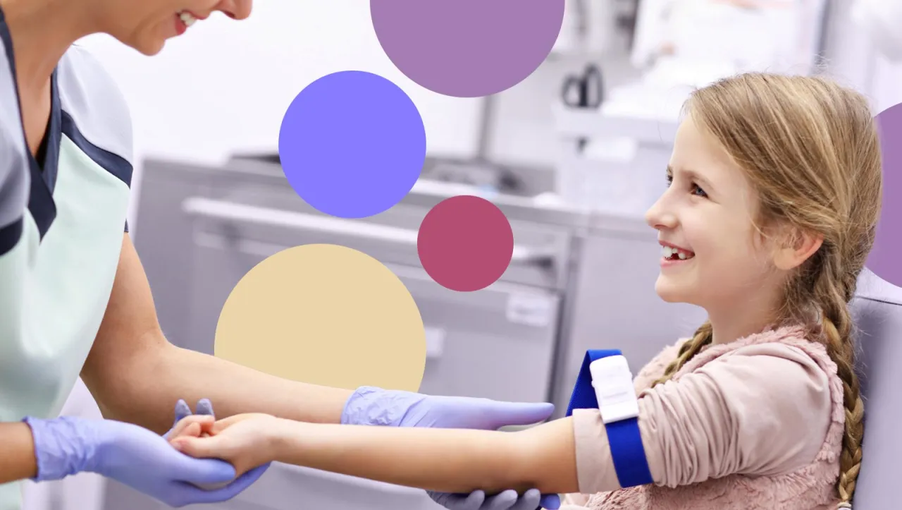 Pielęgniarka pobierająca krew od pacjenta w laboratorium