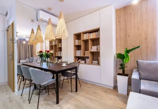 jasne drewniane stoły w małych salonach